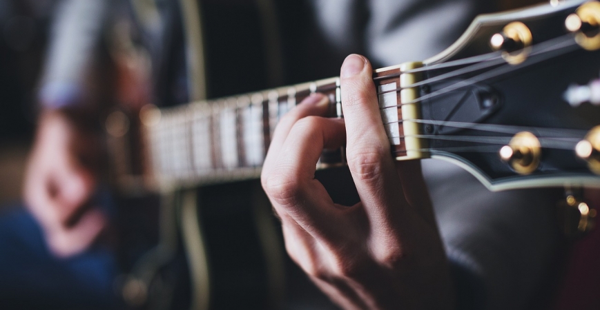 Quoi offrir à un guitariste : idées cadeaux originales pour tous les niveaux