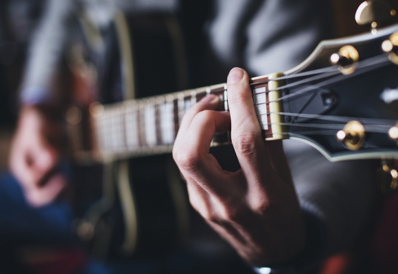 Quoi offrir à un guitariste : idées cadeaux originales pour tous les niveaux